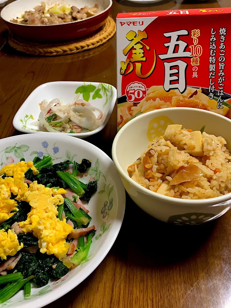 Snapdishの料理写真:#晩御飯  明日、試合で、炭水化物。 ヤマモリさんの、釜飯。とおうどん。 助かります😊竹の子をプラスしてみたよ。後、塩焼き鳥。部活息子明日の試合頑張って！|yukaさん