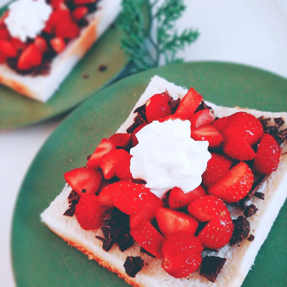 Snapdishの料理写真:チョコと苺🍓のデザートパン|ファンメイ🌺さん