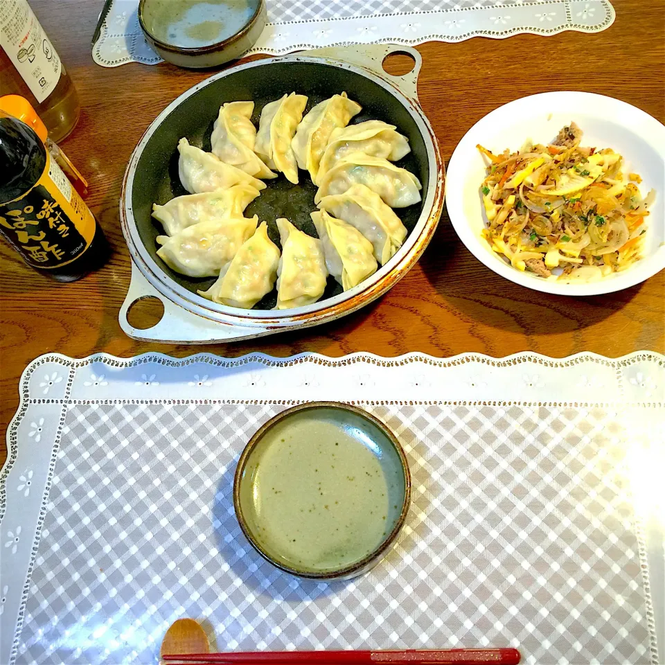 Snapdishの料理写真:餃子、野菜炒め|yakinasuさん