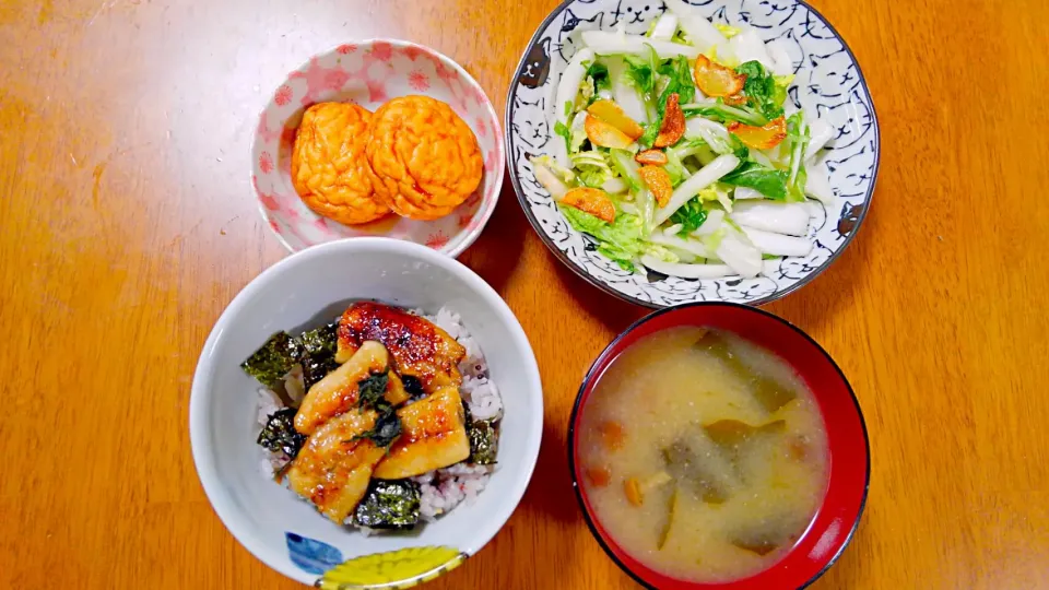 ４月２４日　鰯の蒲焼き丼　白菜のガーリックオイルがけ　魚河岸揚げ　なめことわかめのお味噌汁|いもこ。さん