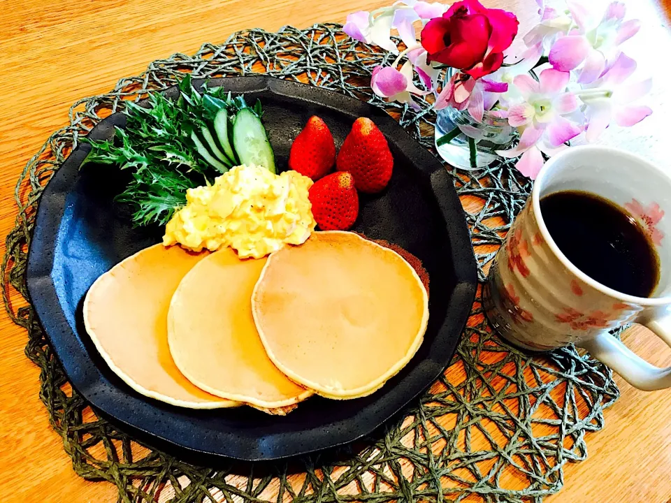 Snapdishの料理写真:パンケーキの朝食🥞
たまごサラダと野菜🥚🥗
最後の1枚はいちごと蜂蜜で甘くして食べました🍓🍯
#パンケーキ
#たまごサラダ
#いちごと蜂蜜
#休日の朝食
#朝食|あお♡あおさん