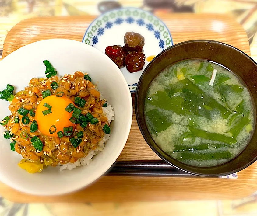 Snapdishの料理写真:朝ごはん🍚高菜納豆&卵黄、わかめの味噌汁|琥珀さん