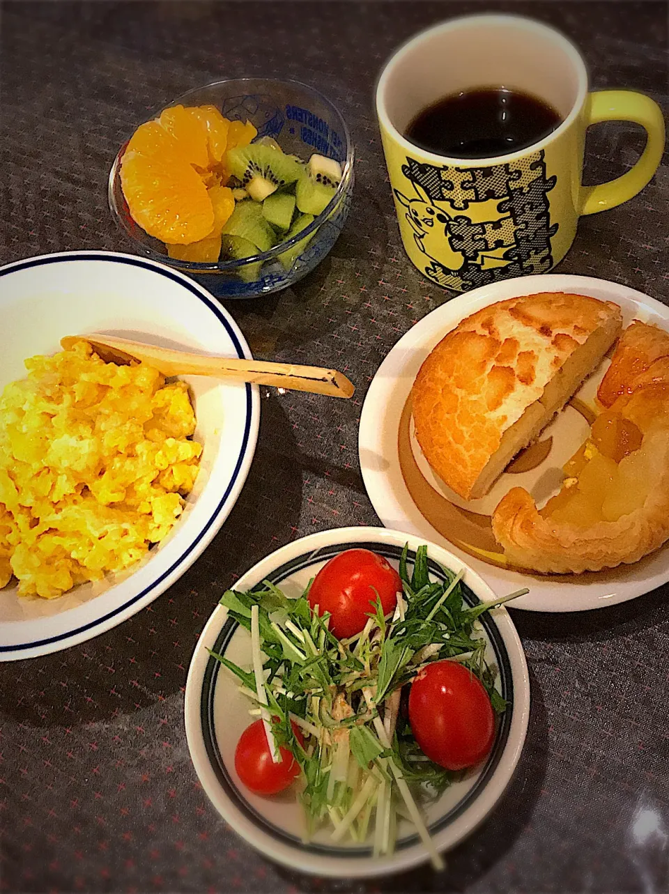 Snapdishの料理写真:チーズスクランブルエッグ🧀🥚  水菜のサラダ🥗  キウイ🥝と甘夏みかん🍊  アップルデニッシュ🍎  クリームチーズブール🥯  コーヒー☕️|ch＊K*∀o(^^*)♪さん