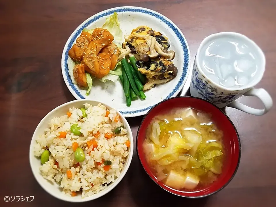 Snapdishの料理写真:27日の晩ご飯だよ(*^^*)
★鶏ひき肉の彩りまぜごはん 
★鶏胸肉の甘辛照り焼き
★しめじと炒り卵のオイマヨ炒め
★春キャベツと豆腐のみそ汁|ソラシェフさん