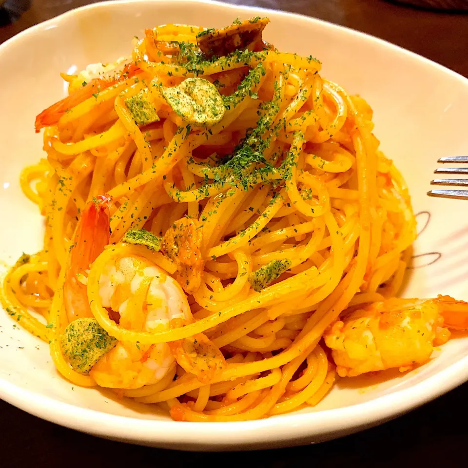 Snapdishの料理写真:トマトベースのパスタ🍅ガーリックとバジルがけ🍝|みっこちゃんさん