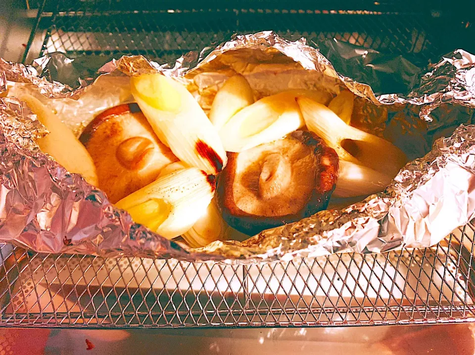 Snapdishの料理写真:椎茸とネギのホイル焼き🍄🥬
醤油バター味|くまきちさん