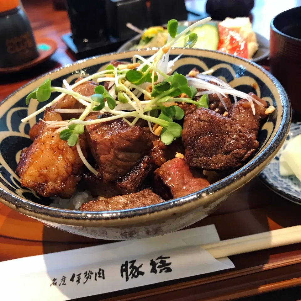 Snapdishの料理写真:ビフテキ丼|kayoさん