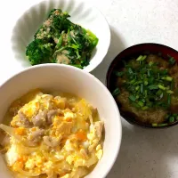 Snapdishの料理写真:親子丼
ブロッコリーとほうれん草胡麻和え
みそ汁|masumiさん