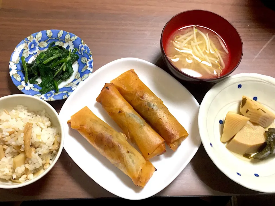 Snapdishの料理写真:たけのこと昆布の煮物 ほうれん草の胡麻和え もやしの味噌汁 春巻き|おさむん17さん