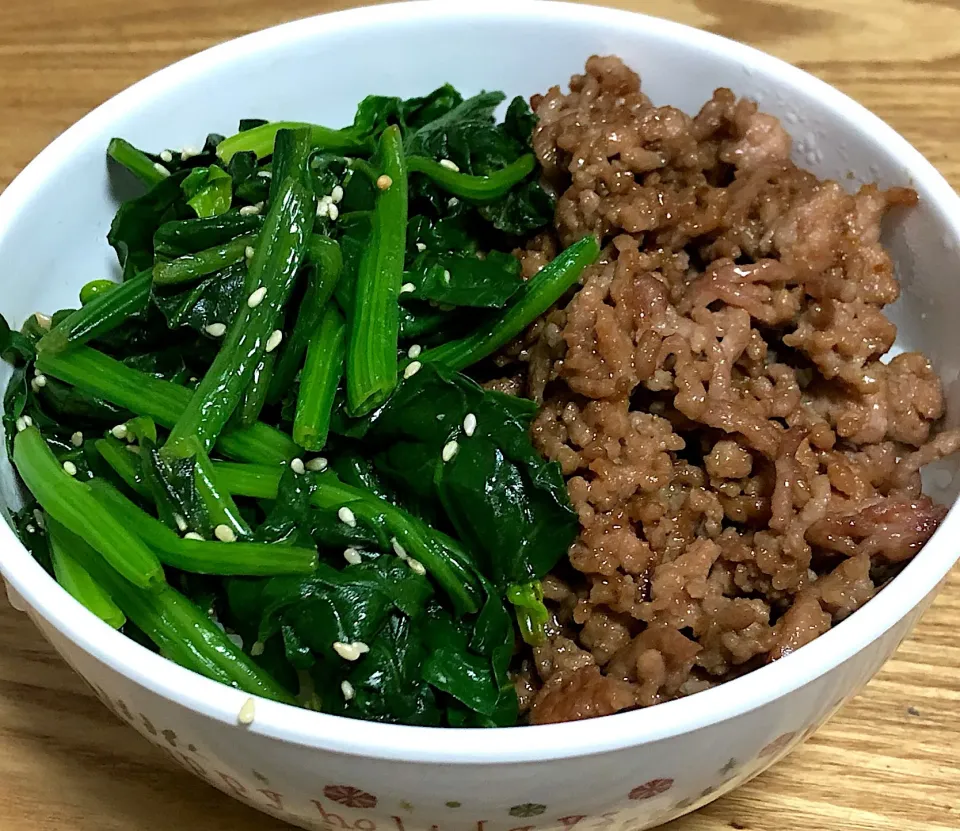 そぼろとほうれん草の二色丼|まぁたんさん