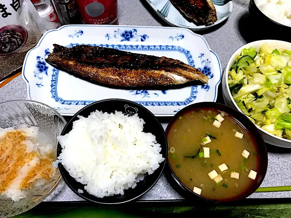 Snapdishの料理写真:味噌汁に大根おろしの汁をちょい足しして飲んだ #夕飯  お粥白米、魚、キュウリキャベツ浅漬け、豆腐ワカメ味噌汁|ms903さん