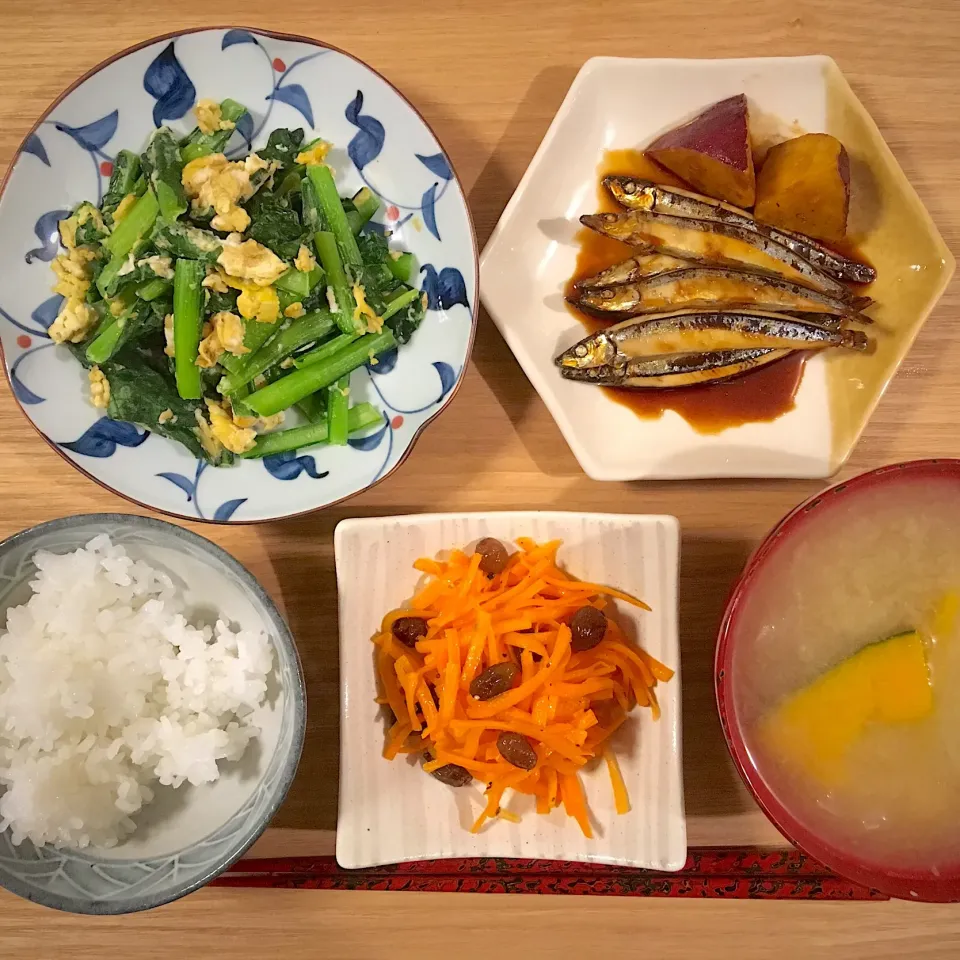 小松菜の卵炒め／きびなご甘辛焼き／キャロットラペ／かぼちゃと玉ねぎの味噌汁|ゆうこさん