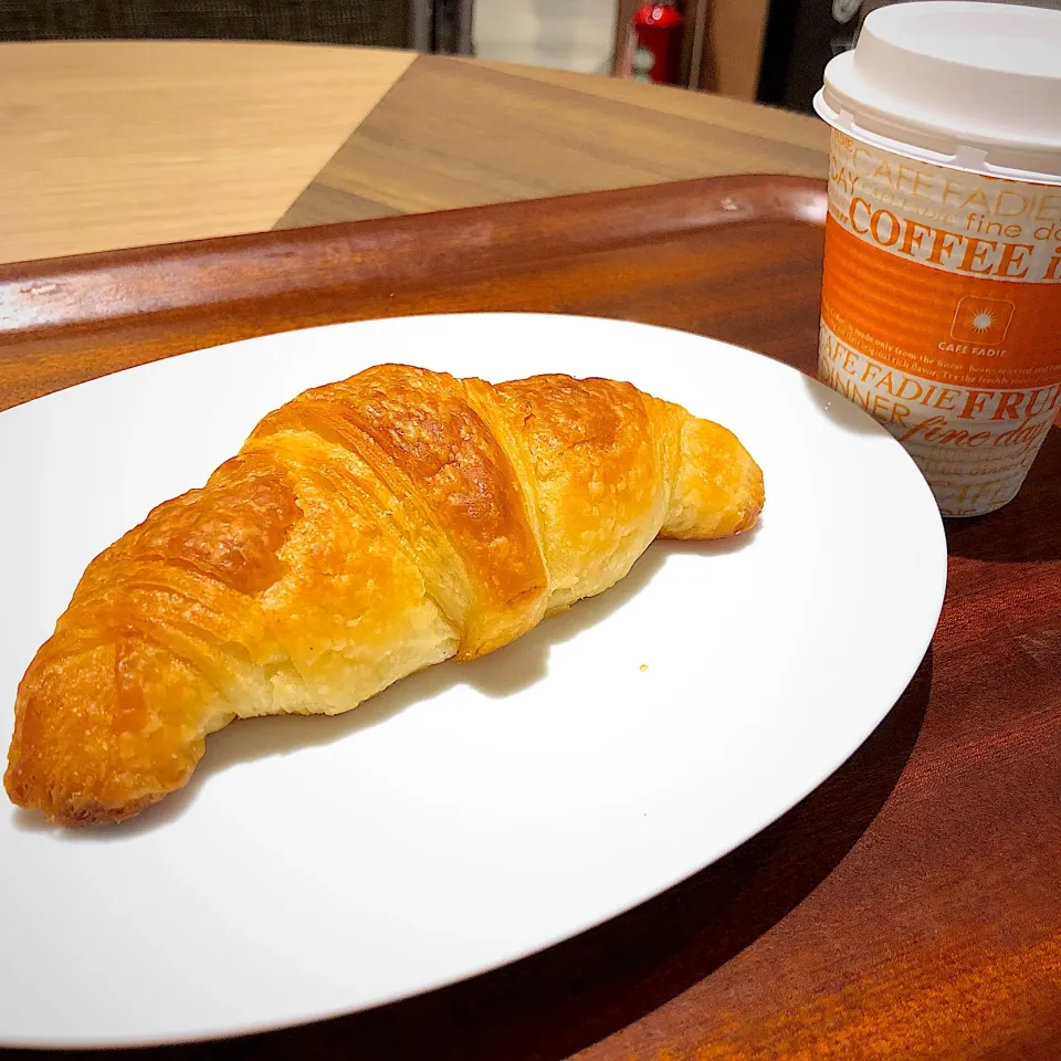 クロワッサンとカフェオレ🥐☕️|ぽっちゃんさん