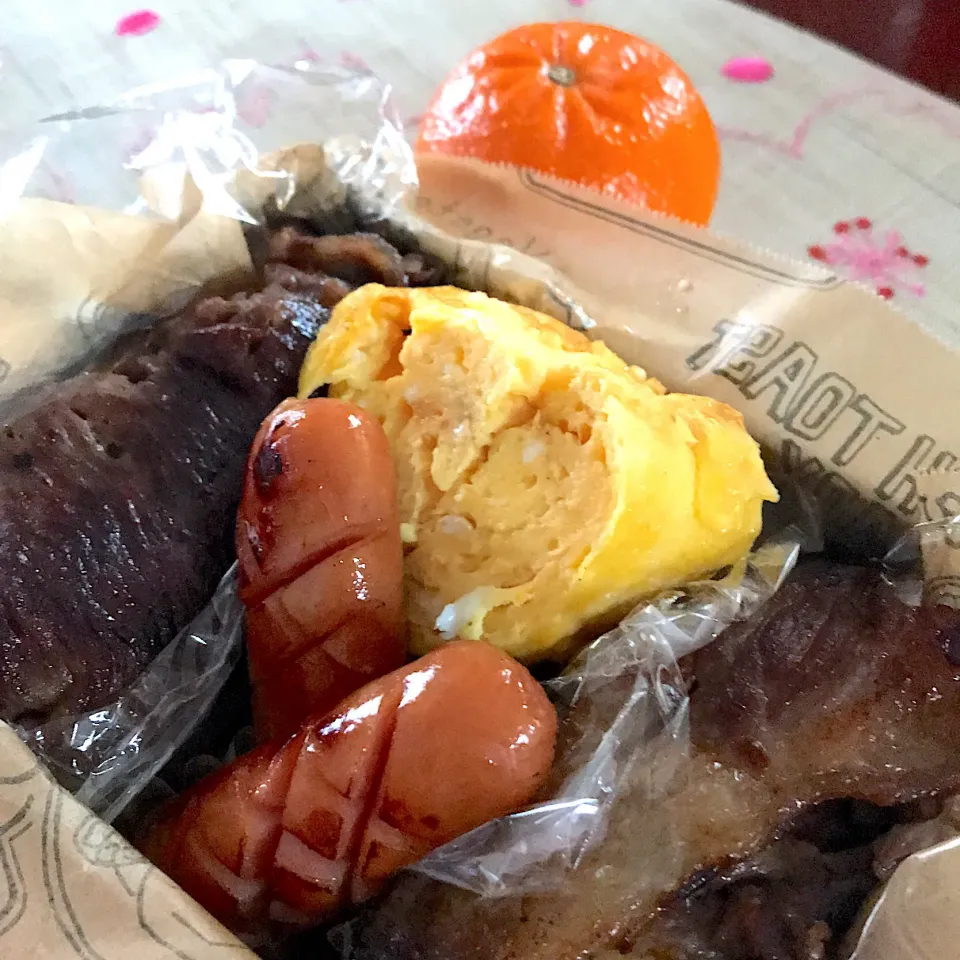 今日のお弁当🍱
平成最後のお弁当づくり
肉巻きおにぎり🥓

朝から雨☔️
雨で始まり
雨での締めくくり

今日も
笑顔でまいりましょう☺️

気をつけて
いってらっしゃい👋😊|mokoさん