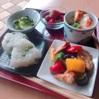 ある日の昼ごはん  豆ご飯、鶏胸肉の野菜炒め、白ワインビネガーでシェントウジャン
マダム とんちんさんの料理 シェントウジャン「鹹豆漿」  白ワインビネガーで美味しい
#シェントウジャン#豆ご飯 #白ワインビネガー&バジル