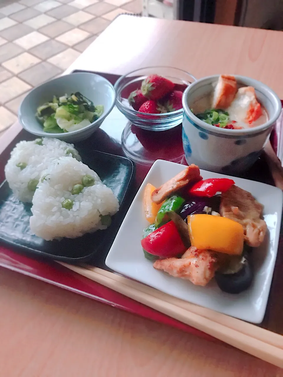 ある日の昼ごはん  豆ご飯、鶏胸肉の野菜炒め、白ワインビネガーでシェントウジャン
マダム とんちんさんの料理 シェントウジャン「鹹豆漿」  白ワインビネガーで美味しい
#シェントウジャン#豆ご飯 #白ワインビネガー&バジル|とんちんさん