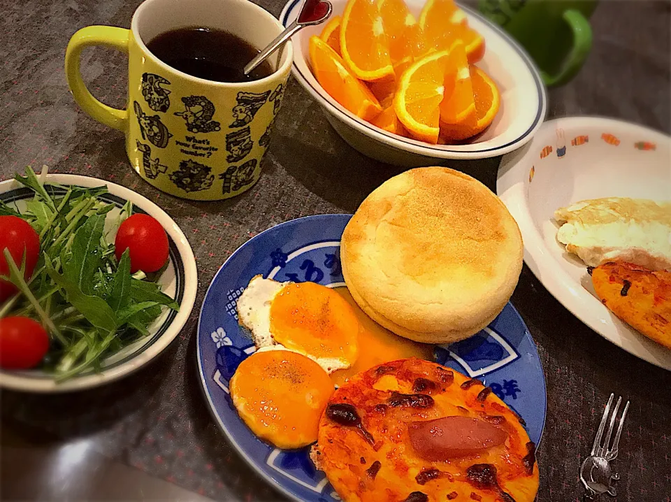 ミニピザ🍕  マフィン🥯  目玉焼き🍳  ホワイトオムレツ  グリーンサラダ🥗  オレンジ🍊 コーヒー☕️|ch＊K*∀o(^^*)♪さん