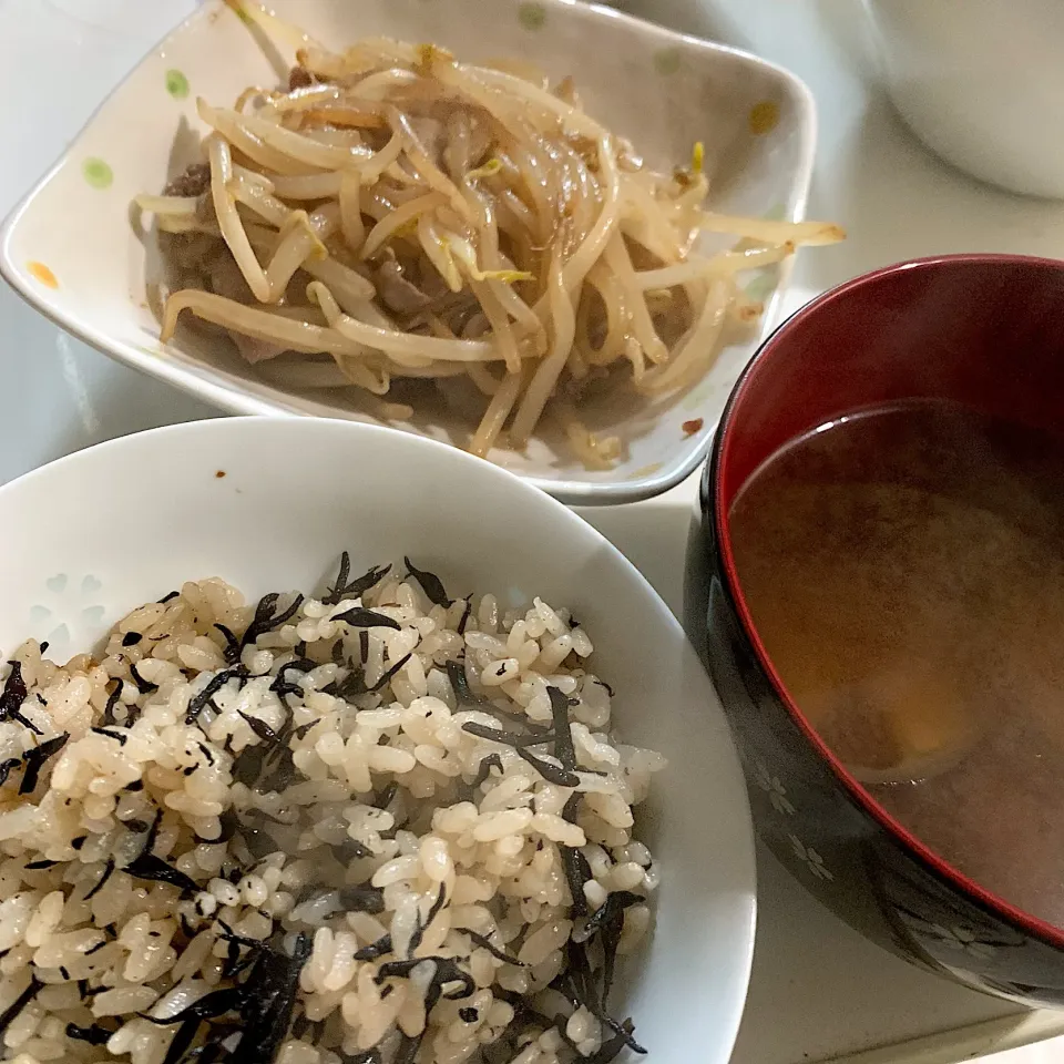 Snapdishの料理写真:ひじきご飯＆ナスの味噌汁＆肉もやし炒め|もかさん