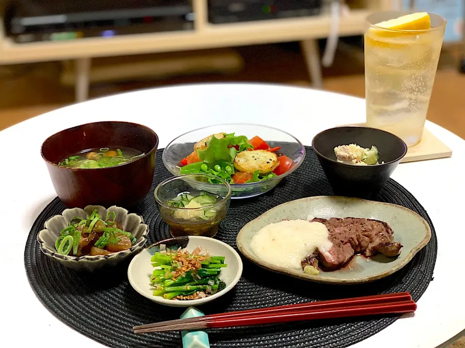 焼肉とろろわさび、なめこの味噌汁、ポテトサラダ、野菜サラダ、ほうれん草のおひたし、もずく酢、牛スジ煮込み。|yukiさん