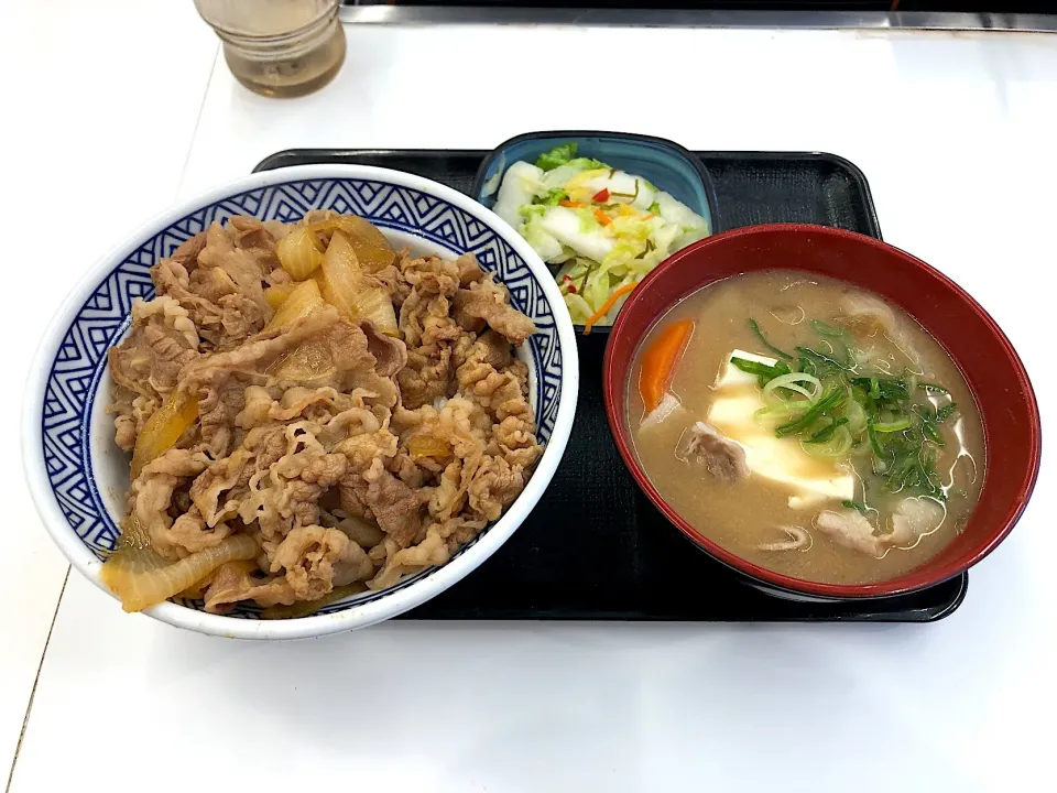 Snapdishの料理写真:牛丼アタマの大盛お新香セットとん汁へ変更|しのぶさん