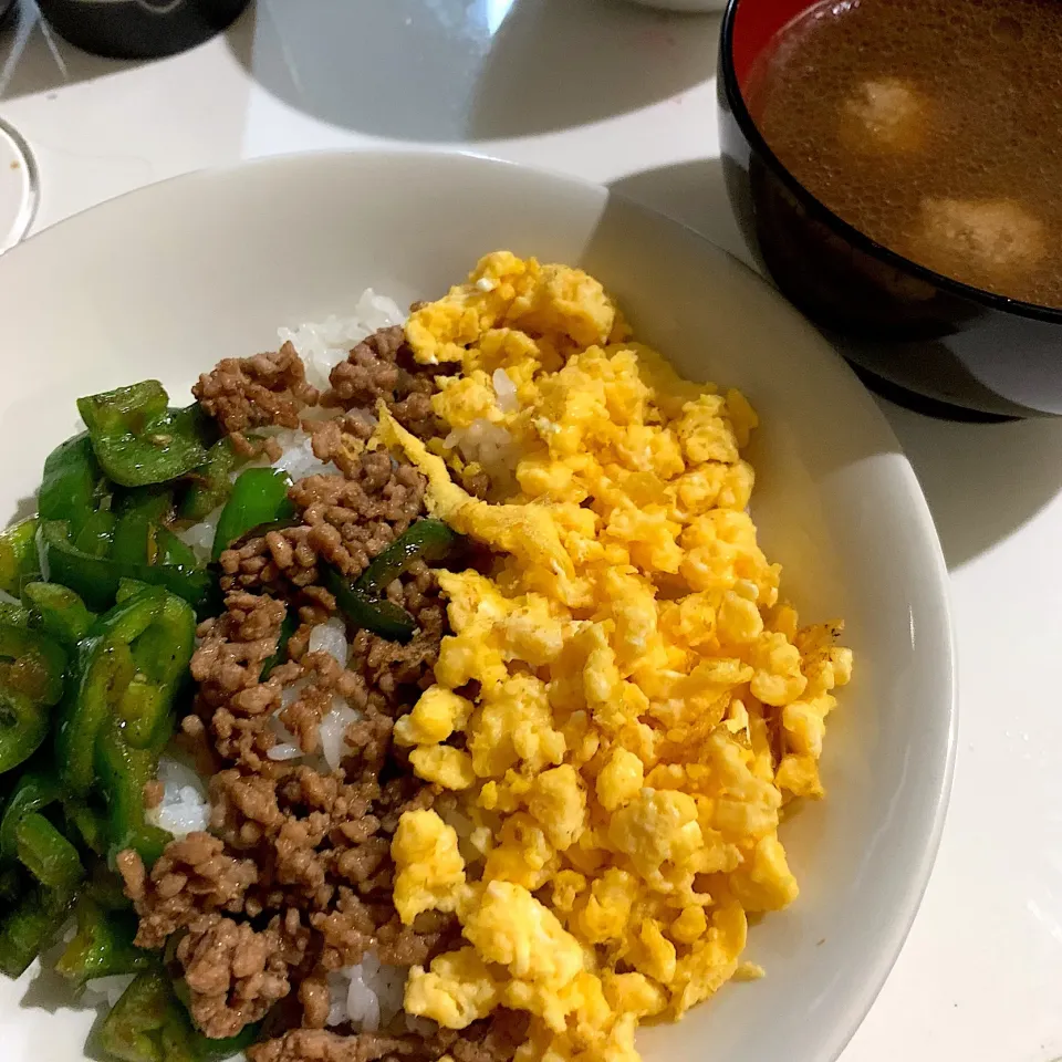 Snapdishの料理写真:3色丼＆肉団子のお味噌汁|もかさん