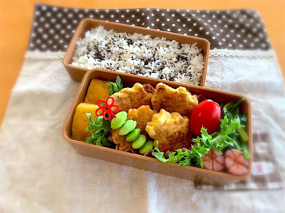 チキンナゲット🐓
卵焼き🍳
ウインナー🌸
ほうれん草ソテー🥬
枝豆ピック😊
🍅🍚|あやこさん