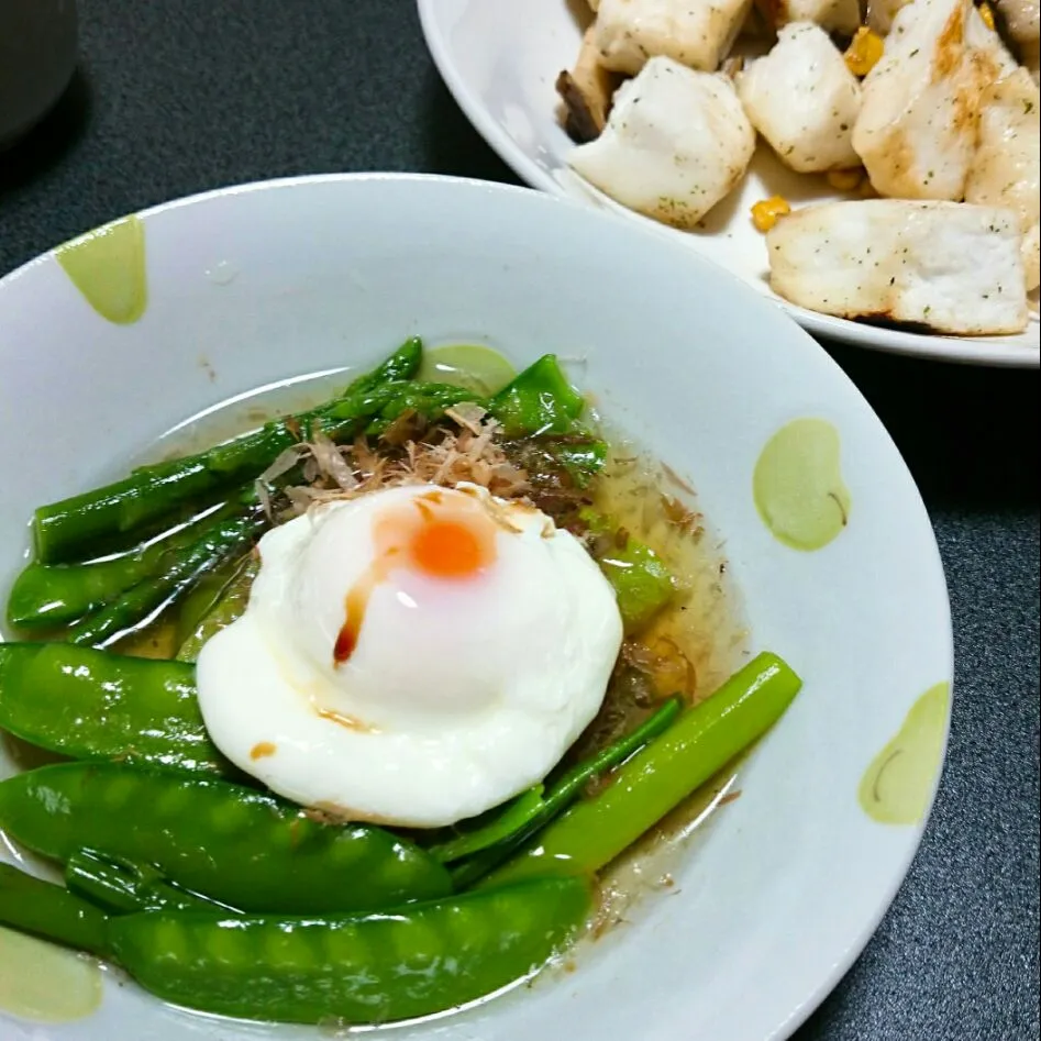 Snapdishの料理写真:アスパラと絹さやのだしびたし、温泉卵のっけ|jun(・x・)さん