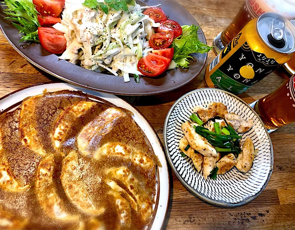 焼き餃子と新タマネギサラダ|じゅんさんさん