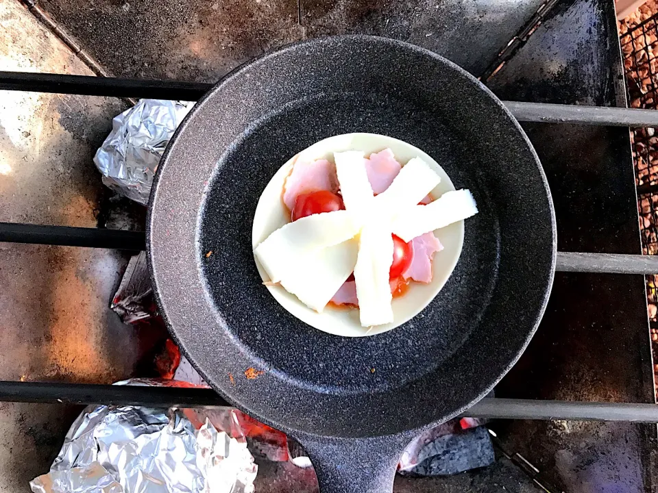 キャンプ飯 餃子の皮トマト🍅チーズ🧀|みうのすけさん