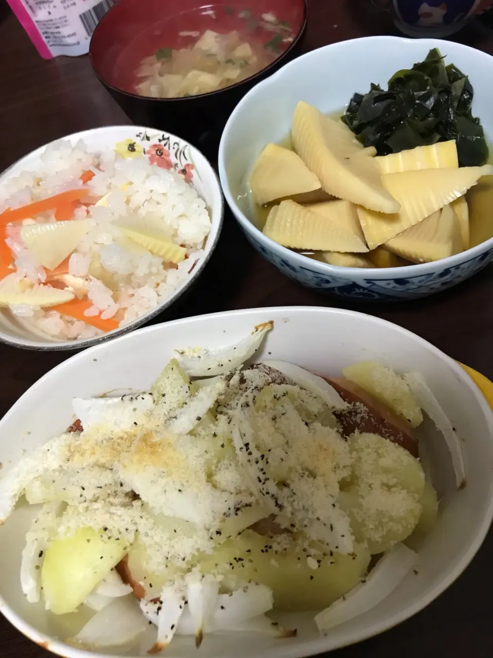 4月30日晩ご飯。掘ってきた筍で筍ご飯と若竹煮、チーズインウインナーとジャガイモのグリル。|あやさん