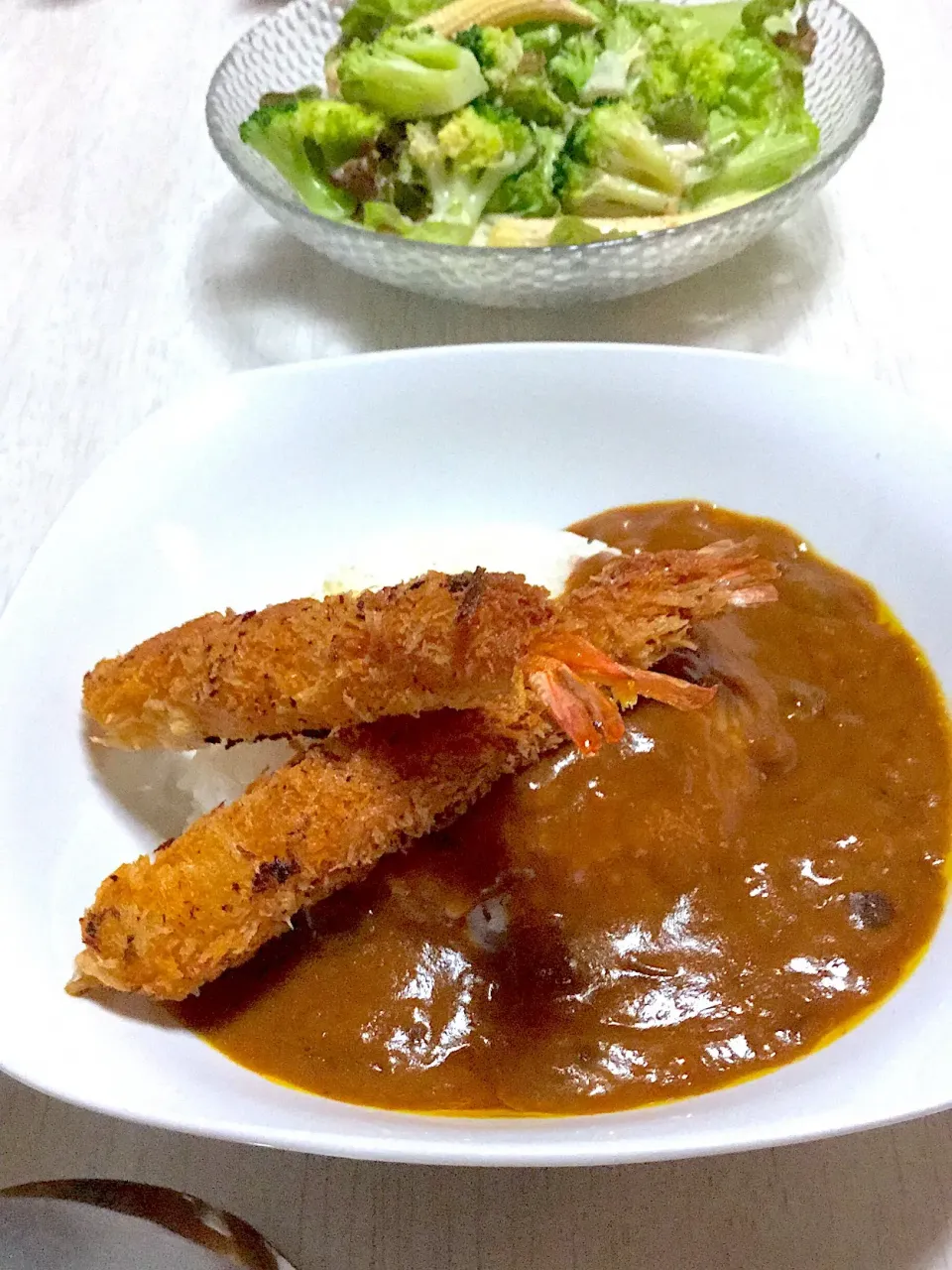 平成最後の晩御飯、エビフライカレー、サラダ|Ayaさん