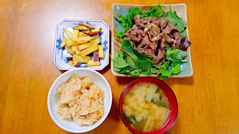 ４月２８日　牛肉の炒め物　さつまいもの塩きんぴら　大根とわかめのお味噌汁|いもこ。さん