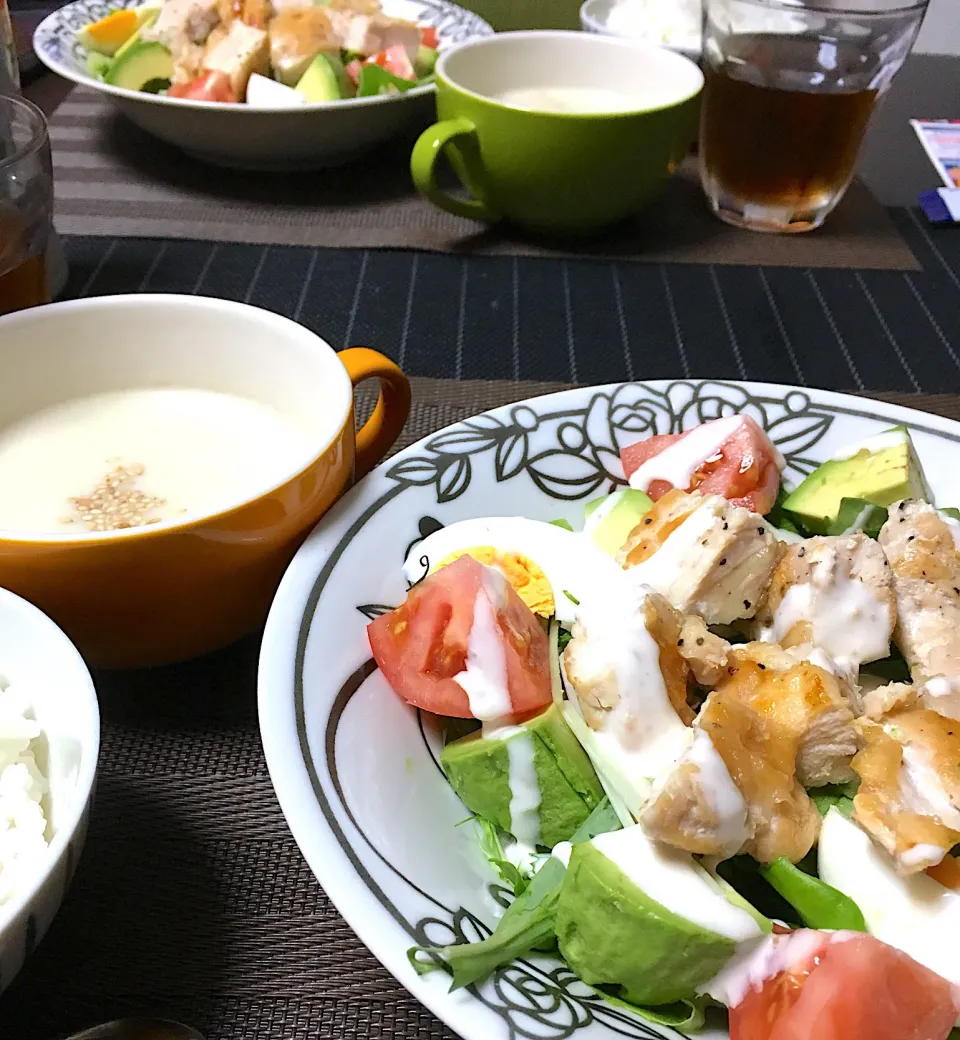 Snapdishの料理写真:・野菜たっぷりチキンサラダ ・かぶの和風ポタージュ|ちぐあささん