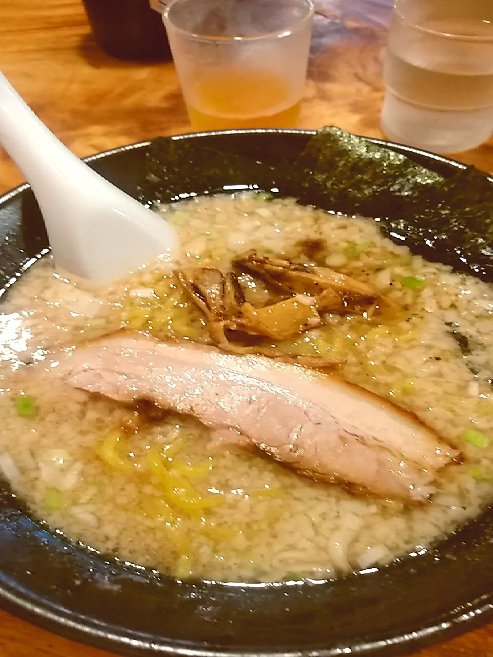 山本屋
とんこつ醤油ラーメン🍥|matooさん