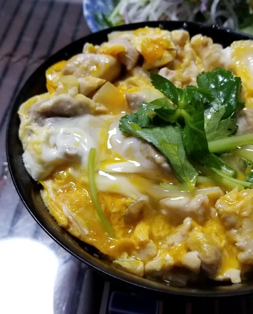 平成最後の夜ご飯は、親子丼と赤だし味噌汁とサラダ🥗にしました🎵(^o^)/|dai.noriさん