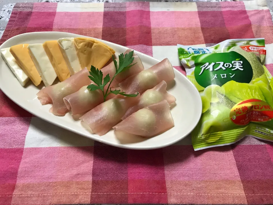 生ハムとアイスの実(メロン)
&チーズの盛り合わせ|ハルのただ飯さん