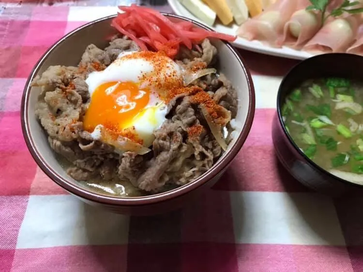 牛丼つゆだく温玉のせ&味噌汁|ハルのただ飯さん