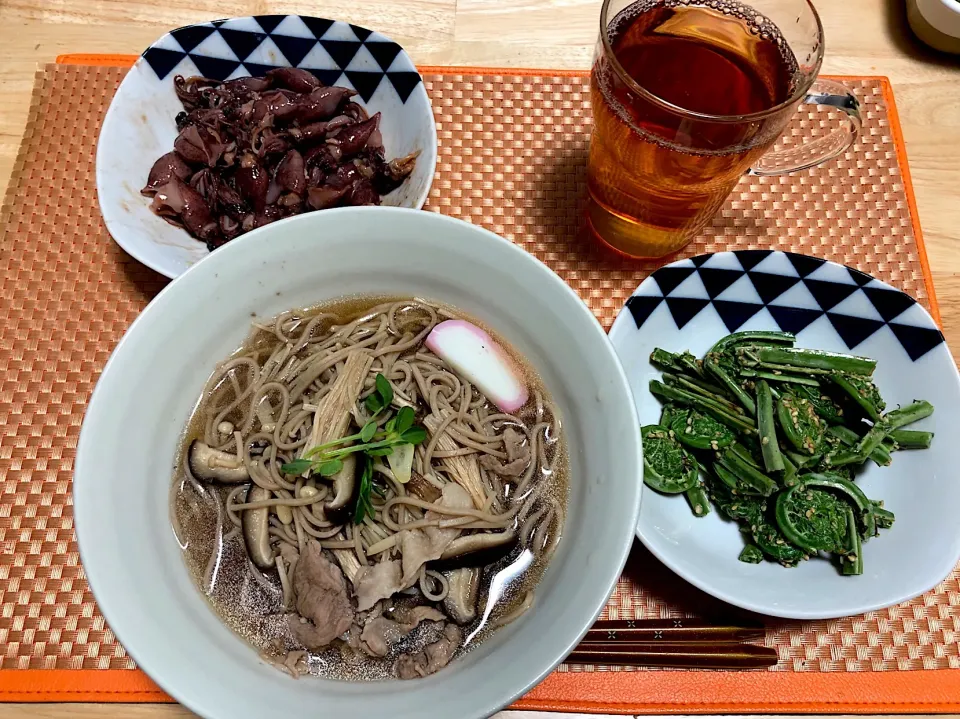 元号越し蕎麦、ホタルイカの芥子酢味噌和え、こごみの胡麻和え、黒霧島烏龍茶割りと供に。|のんのんさん