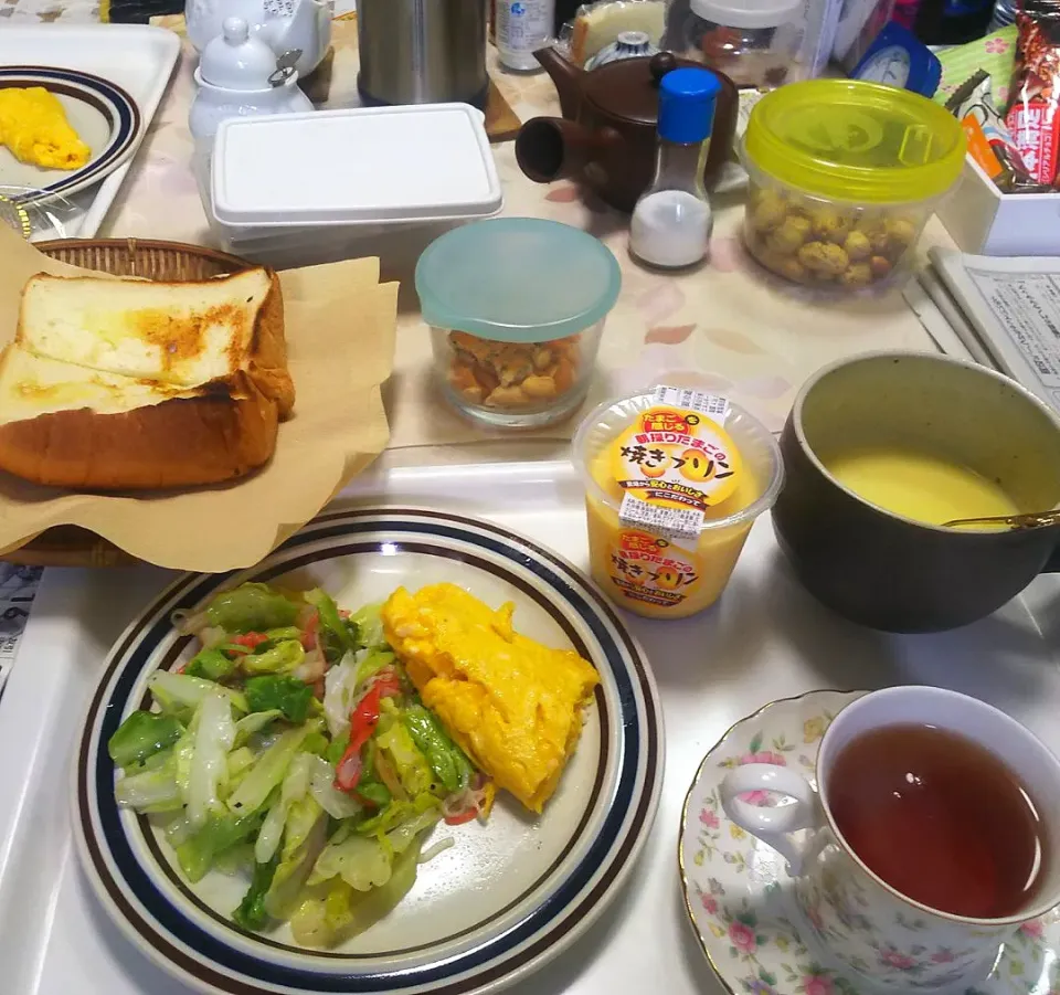 Snapdishの料理写真:4/30(火・祝)遅い朝食 キャベツとカニかまの炒め物。プレーンオムレツ。コーンスープ（粉末）。トースト、紅茶、プリン。|へいちゃんさん