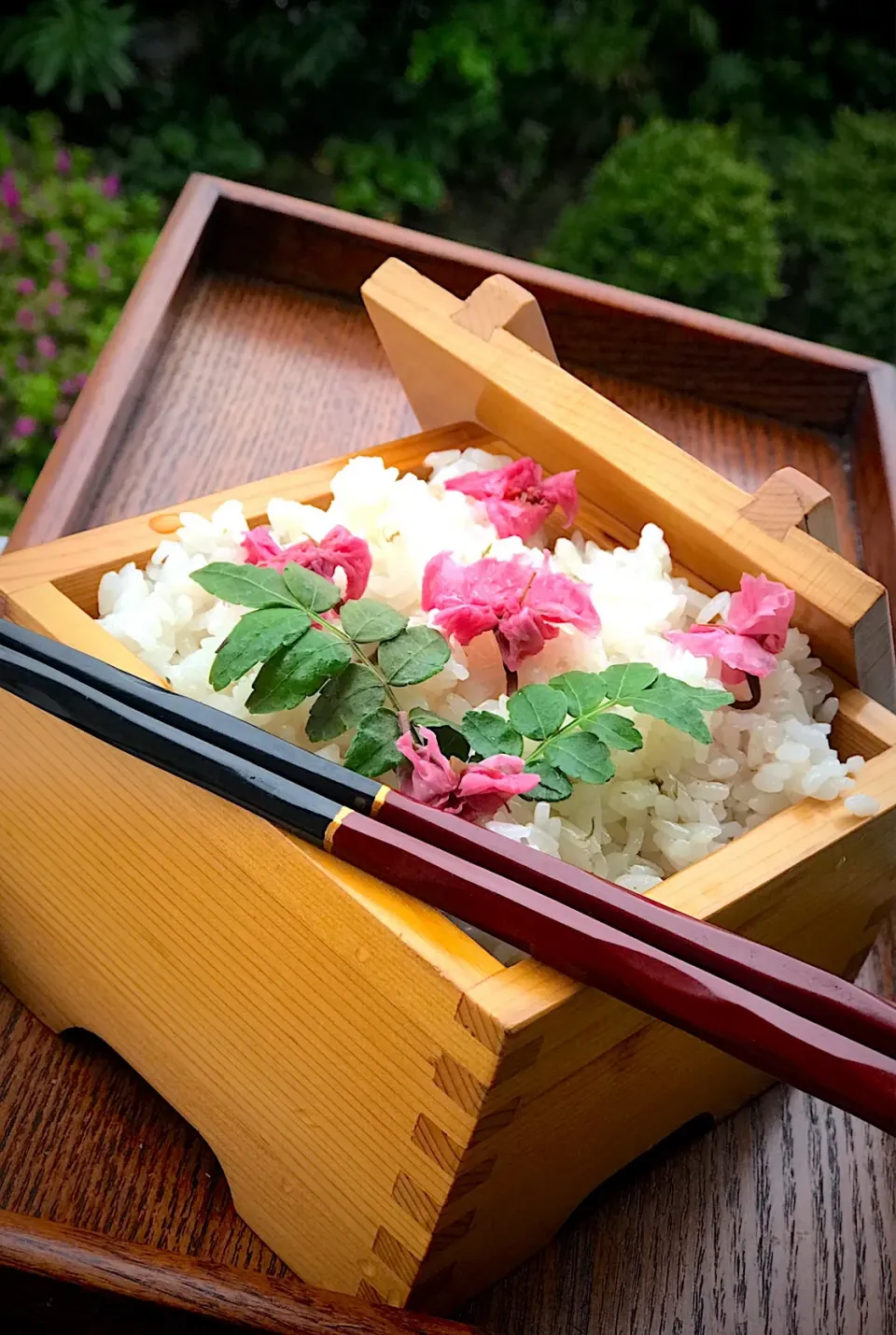 Snapdishの料理写真:㊗️令和元年
新緑の中の桜の花ご飯|シュトママさん