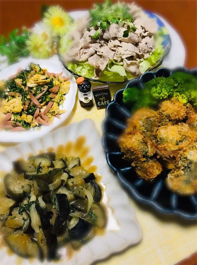 Snapdishの料理写真:鰯の大葉巻きフライ、茄子味噌炒め、
豚肉冷しゃぶ、豆苗とギョニソの卵炒め😋🎶|バシュランさん