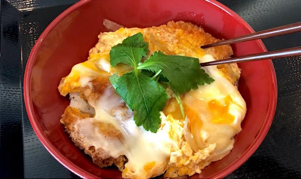 Snapdishの料理写真:【カツ丼】絶品かつ丼 美味しいタレの比率、卵の混ぜ方。|ヨッチャンさん