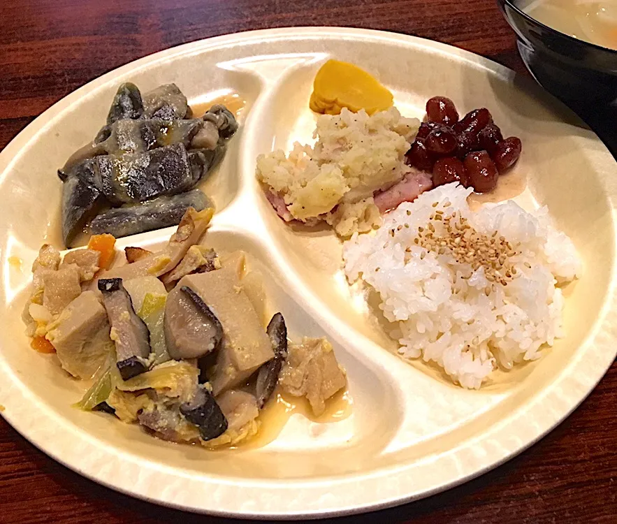 Snapdishの料理写真:昼ごはん☀️☀️🔆
常備菜定食   凍み豆腐の煮物  なすと蒟蒻の味噌炒め  ポテサラなど|ぽんたさん