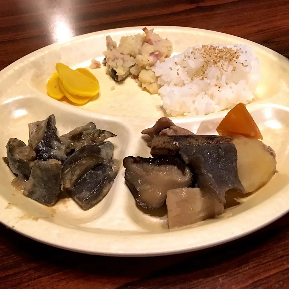 Snapdishの料理写真:晩ごはん⭐️🔆🔆
まさかの、昼と煮物のみチェンジ。
今日忙しかったからなあ～😌|ぽんたさん