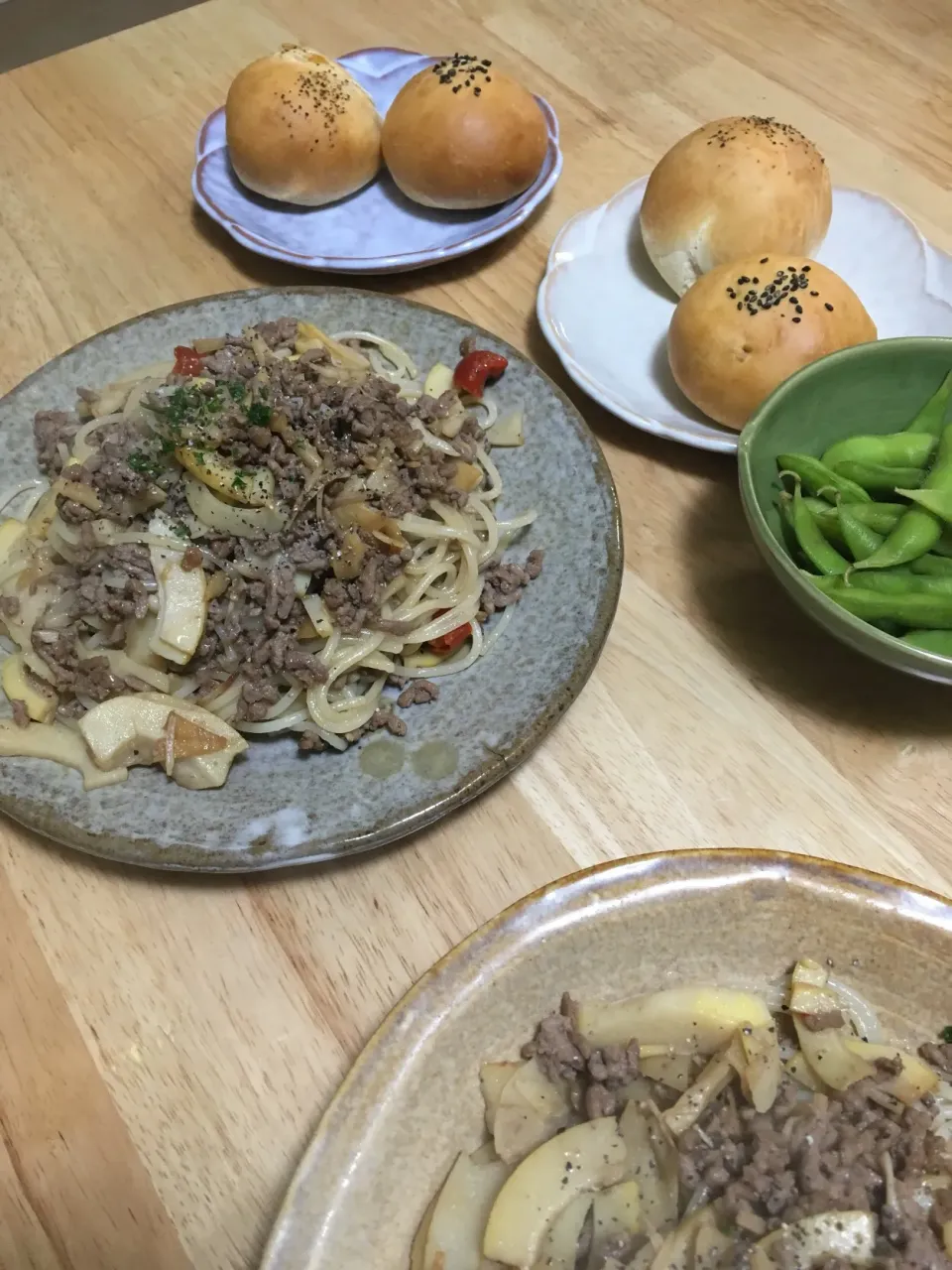 昨日のお家ランチ💛
筍と牛挽肉ののペペロンチーノ🌶
焼きたてパン(自家製オレンジピール入りにブラックペッパーをトッピング＆胡桃パンに黒ごまトッピング)
枝豆(●☌◡☌●)|さくたえさん