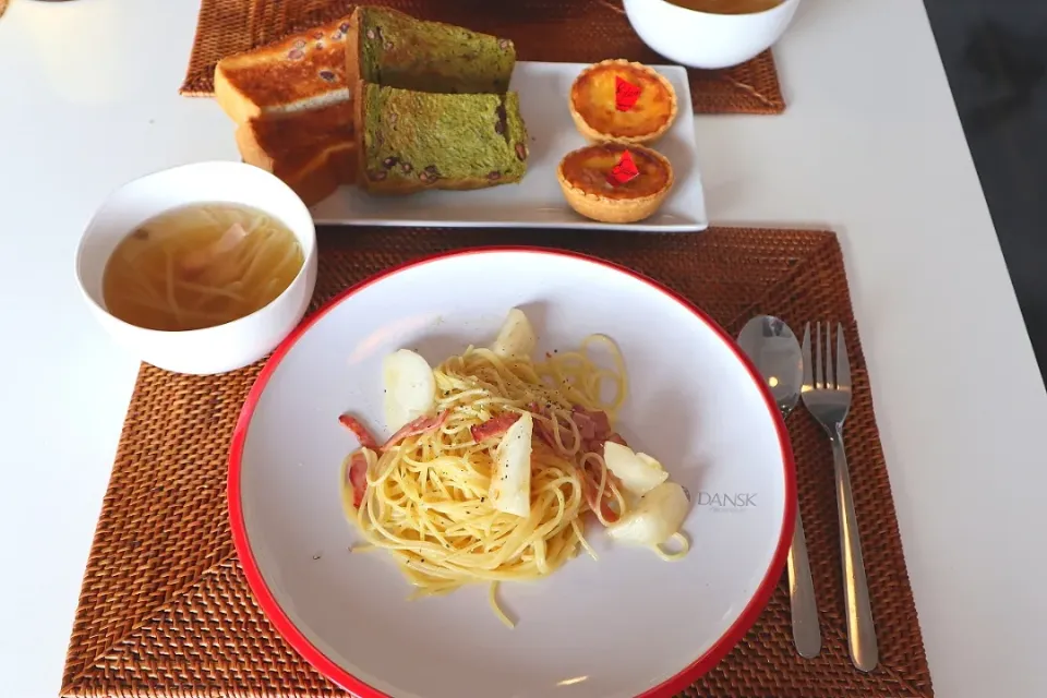 Snapdishの料理写真:今日の昼食 かぶとベーコンの白だしパスタ、もやしのコンソメスープ、あずき食パン、モロゾフのチーズケーキ|pinknari🐰🌈さん