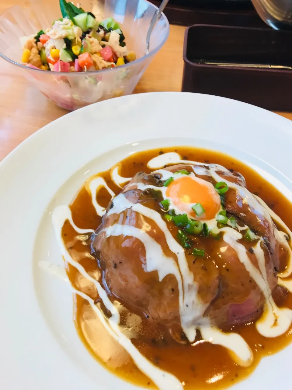 久しぶりにステーキ宮に来てみた🍴
ローストビーフDONランチ。
サラダバー。|ちはるさん