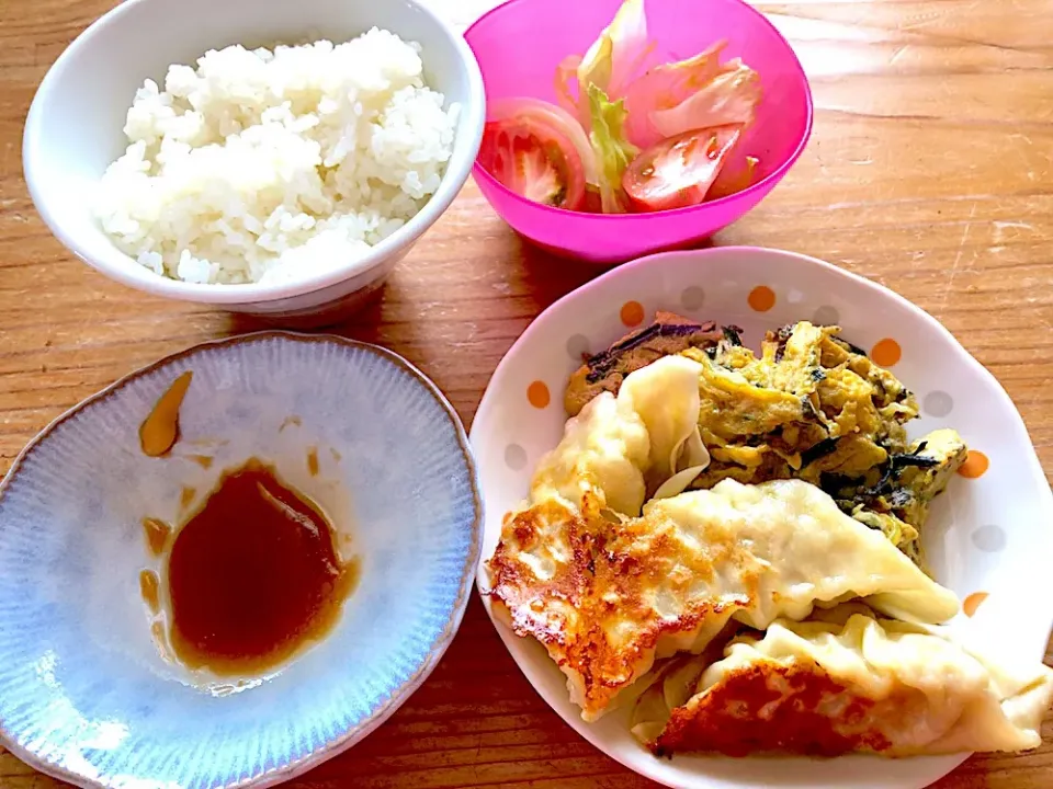 焼いただけ餃子と🥟ワラビと卵の炒め物|pepiさん