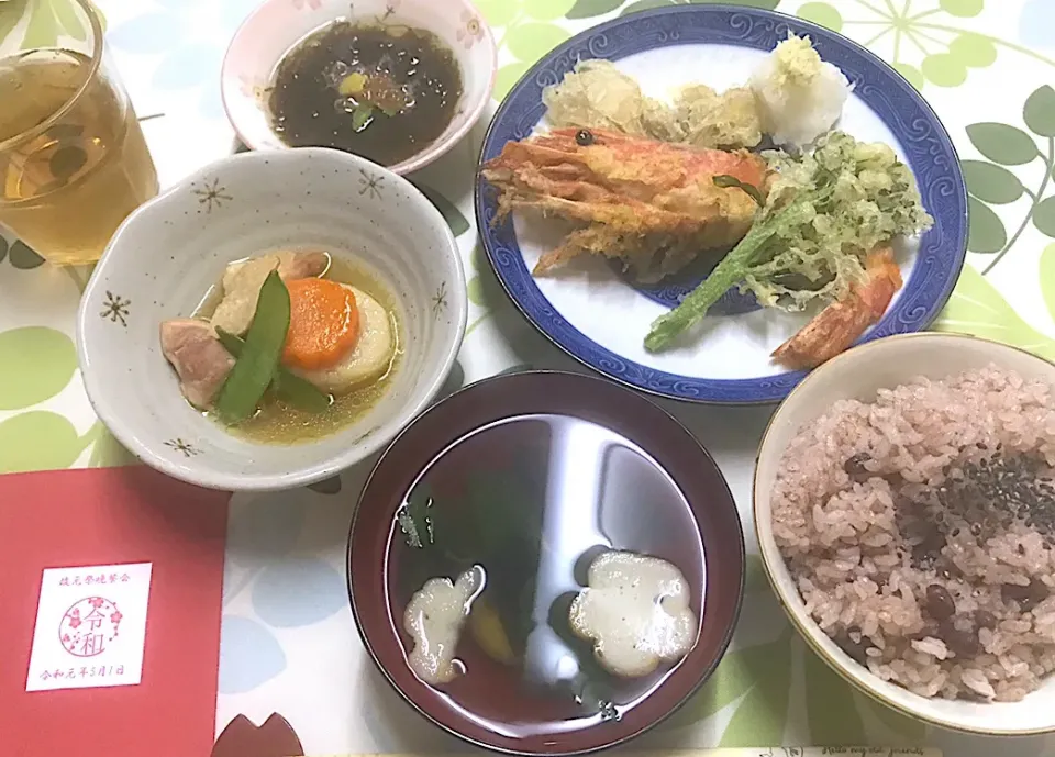 Snapdishの料理写真:改元の祝い膳
お赤飯、お吸い物、天ぷら、酢の物、煮物|もちもちさん