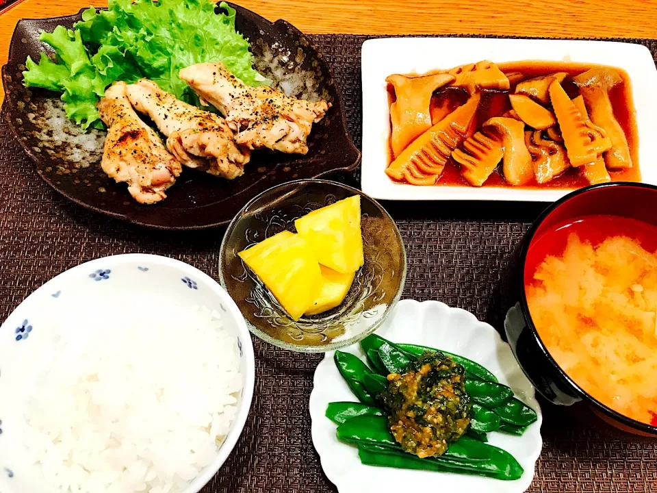 Snapdishの料理写真:我が家の晩ごはん
#鶏肉のペペロンチーノ焼き
#さやえんどうの薬味味噌
#筍とエリンギのオイスターソース煮込み
#パイナップル
#みそ汁
#ごはん|あお♡あおさん